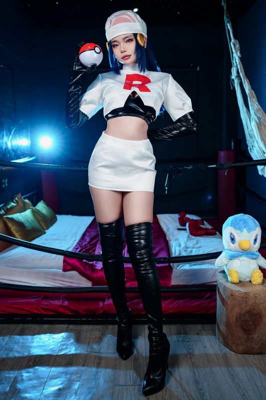 Coser@ZinieQ – Dawn Pokemon In Team Rocket Costume-六月图吧