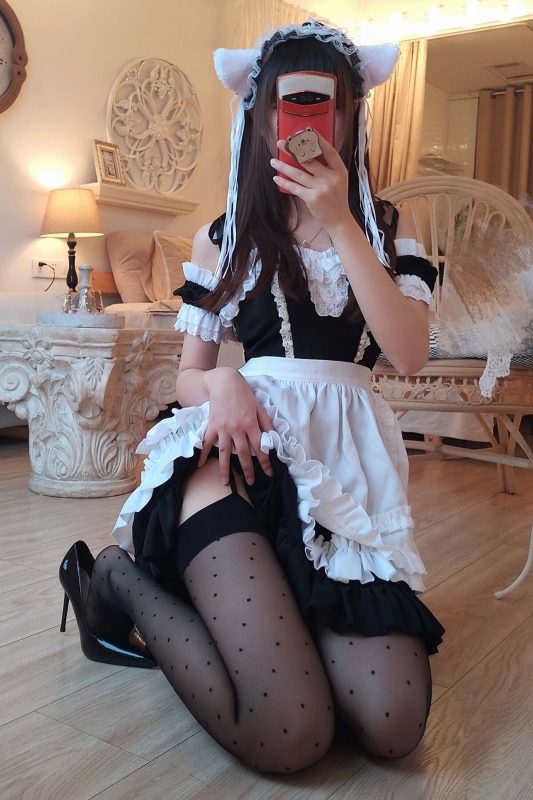 Coser@雪琪SAMA – 对镜女仆-六月图吧