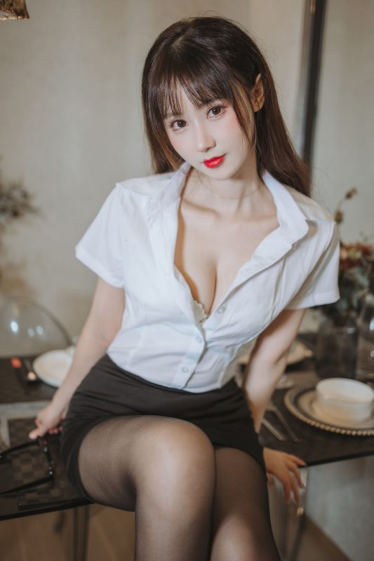 Coser@羽生三未 – 黑丝包臀OL-六月图吧