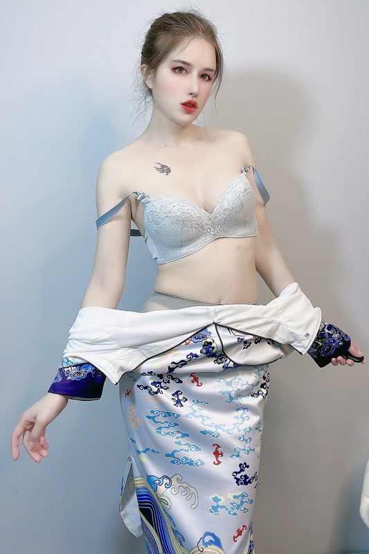 Coser@鹿八岁 – 预售期间附送自拍图 (27P – 1V)-六月图吧