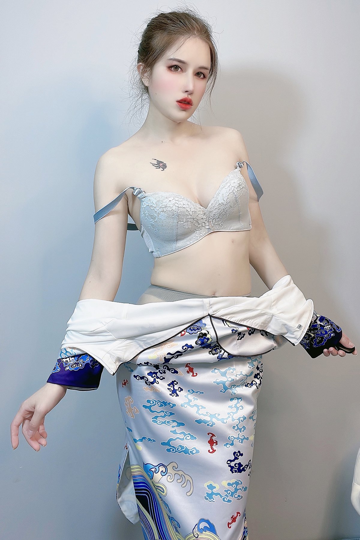 Coser@鹿八岁 – 预售期间附送自拍图 (27P – 1V)-六月图吧